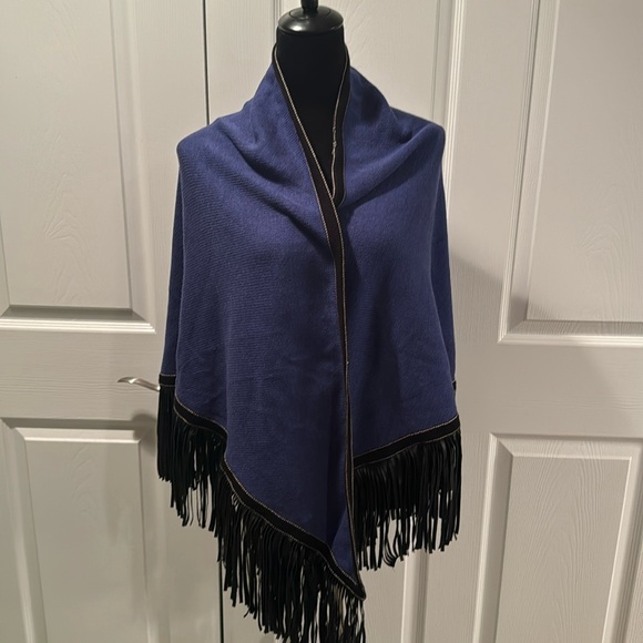 Gorgeous cape new with tags - Picture 1 of 5